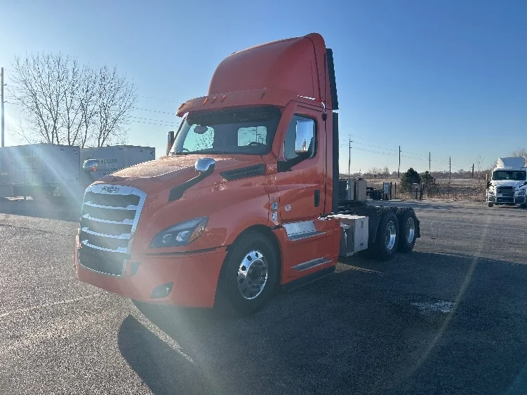 2020 Freightliner Cascadia - image 3