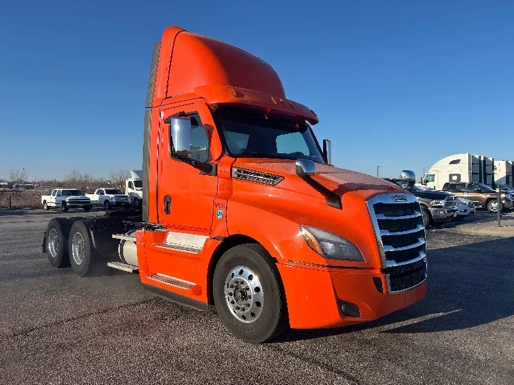 2020 Freightliner Cascadia in Peosta, IA