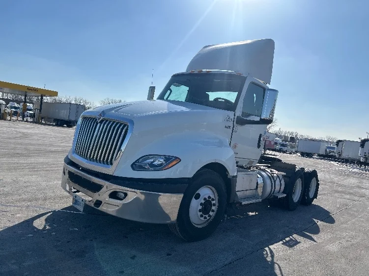 2020 International LT - image 3