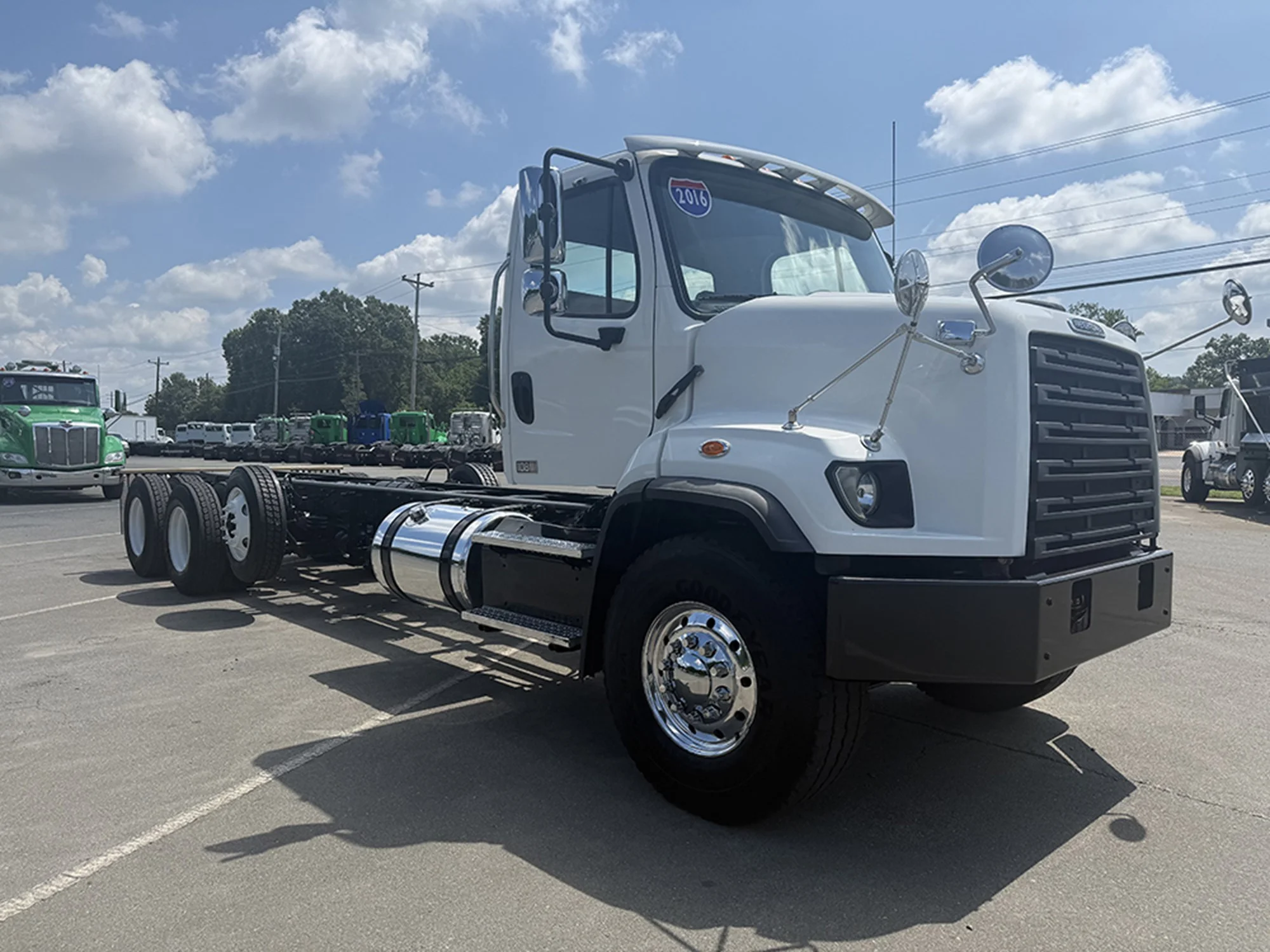 2016 Freightliner 108SD — photo 2