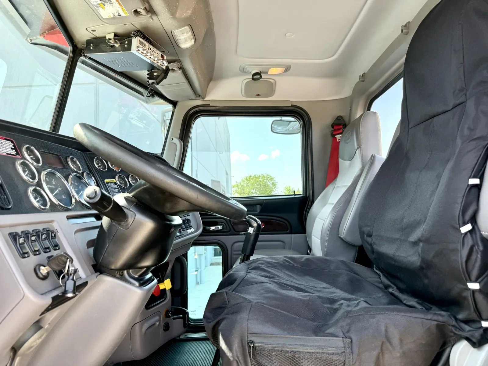 2017 Peterbilt 389 in New Lenox, IL — photo 14