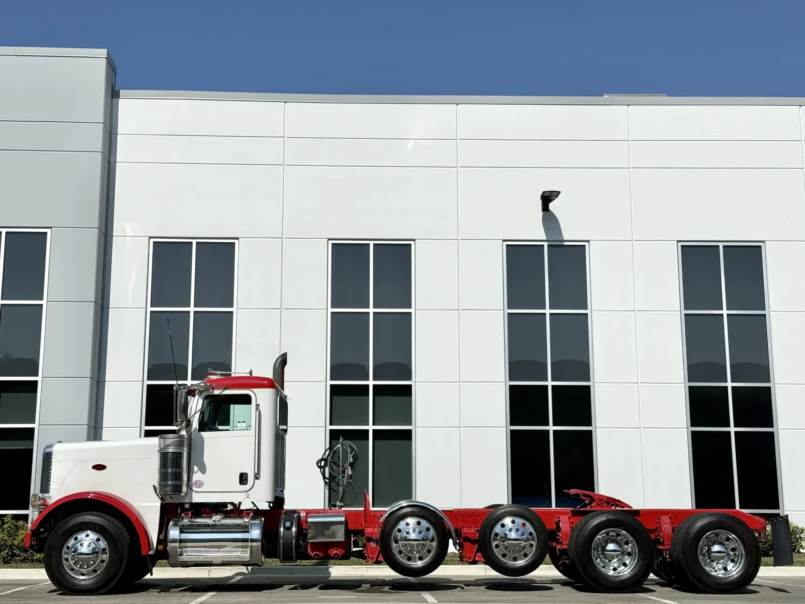 2017 Peterbilt 389 in New Lenox, IL — photo 4