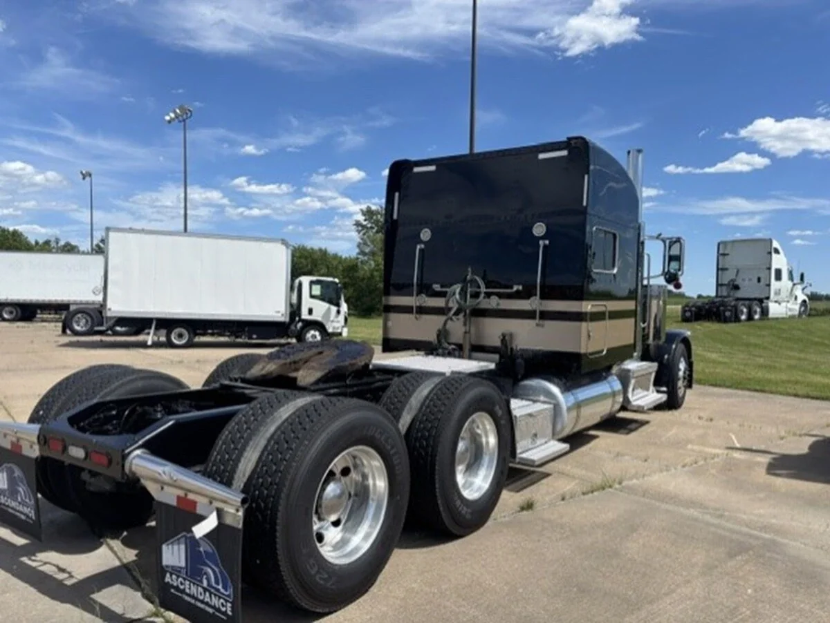 2021 Peterbilt 389 in Cedar Rapids, IA — photo 4
