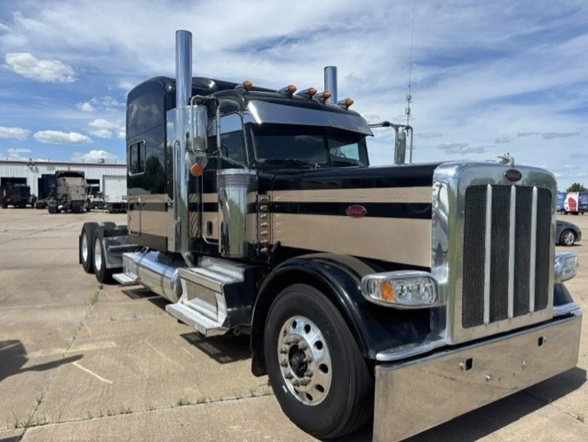 2021 Peterbilt 389 in Cedar Rapids, IA — photo 3