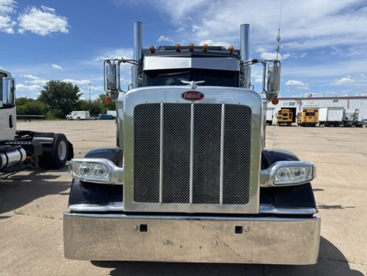 2021 Peterbilt 389 in Cedar Rapids, IA — photo 2