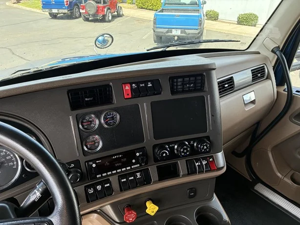 2019 Kenworth T680 - image 15
