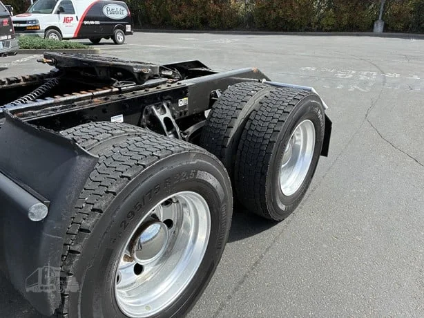 2019 Kenworth T680 - image 10