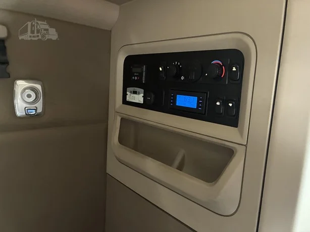 2019 Kenworth T680 - image 17