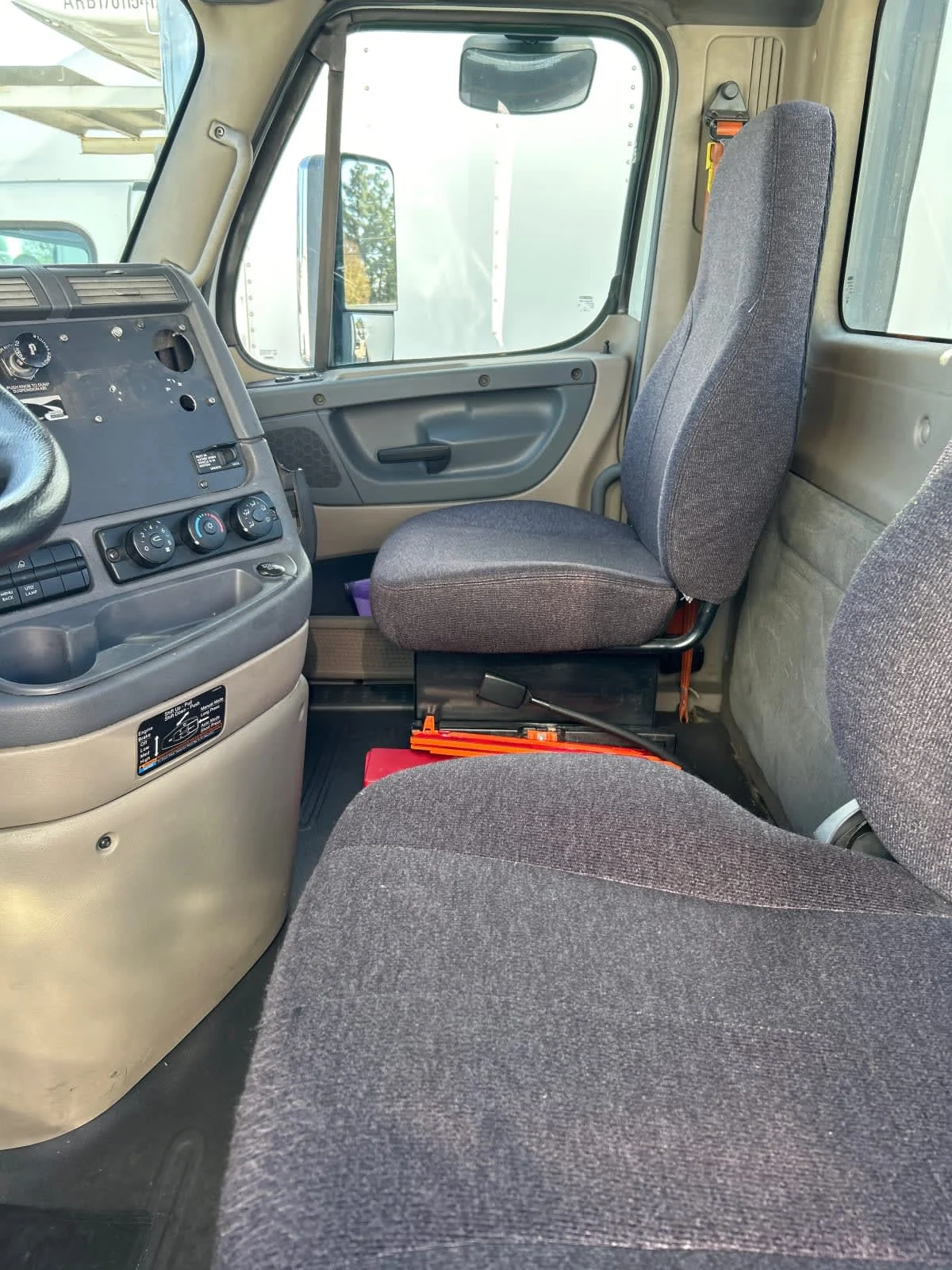 2017 Freightliner Cascadia - image 7