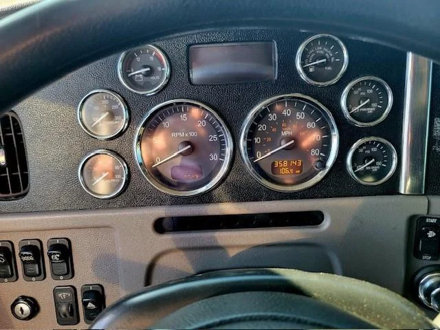 2022 Peterbilt 389 - image 15