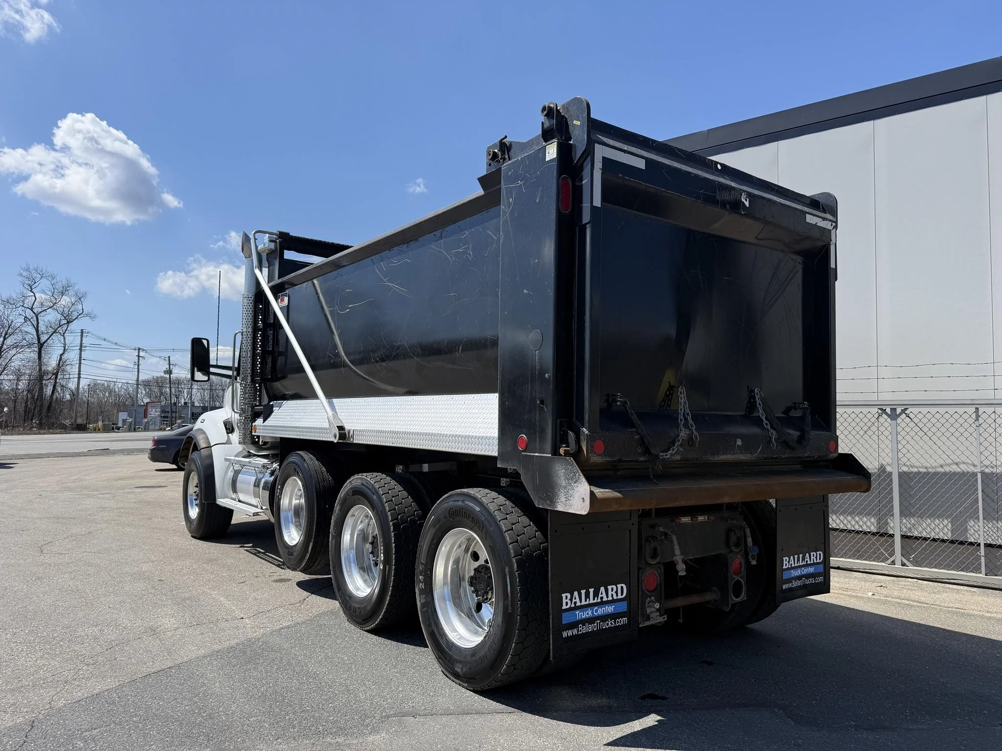 2025 Kenworth T880 - image 2