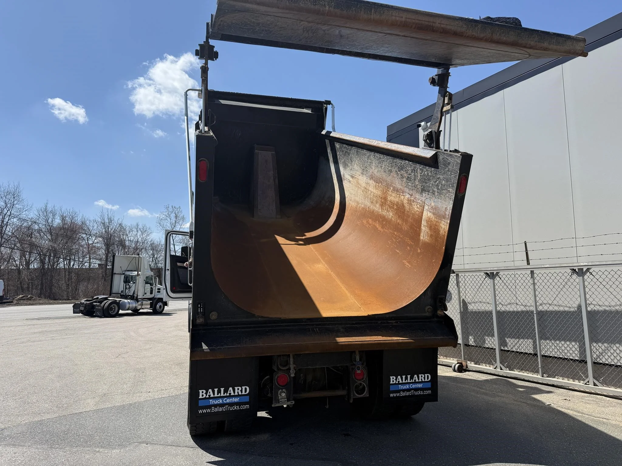 2025 Kenworth T880 - image 6