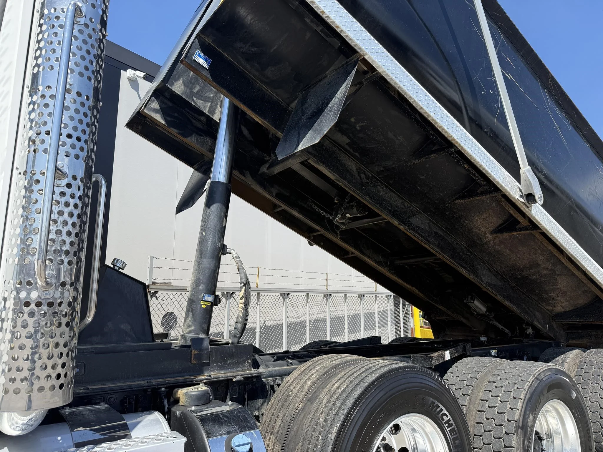 2025 Kenworth T880 - image 5