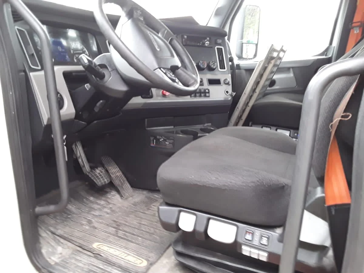 2021 Freightliner Cascadia - image 7