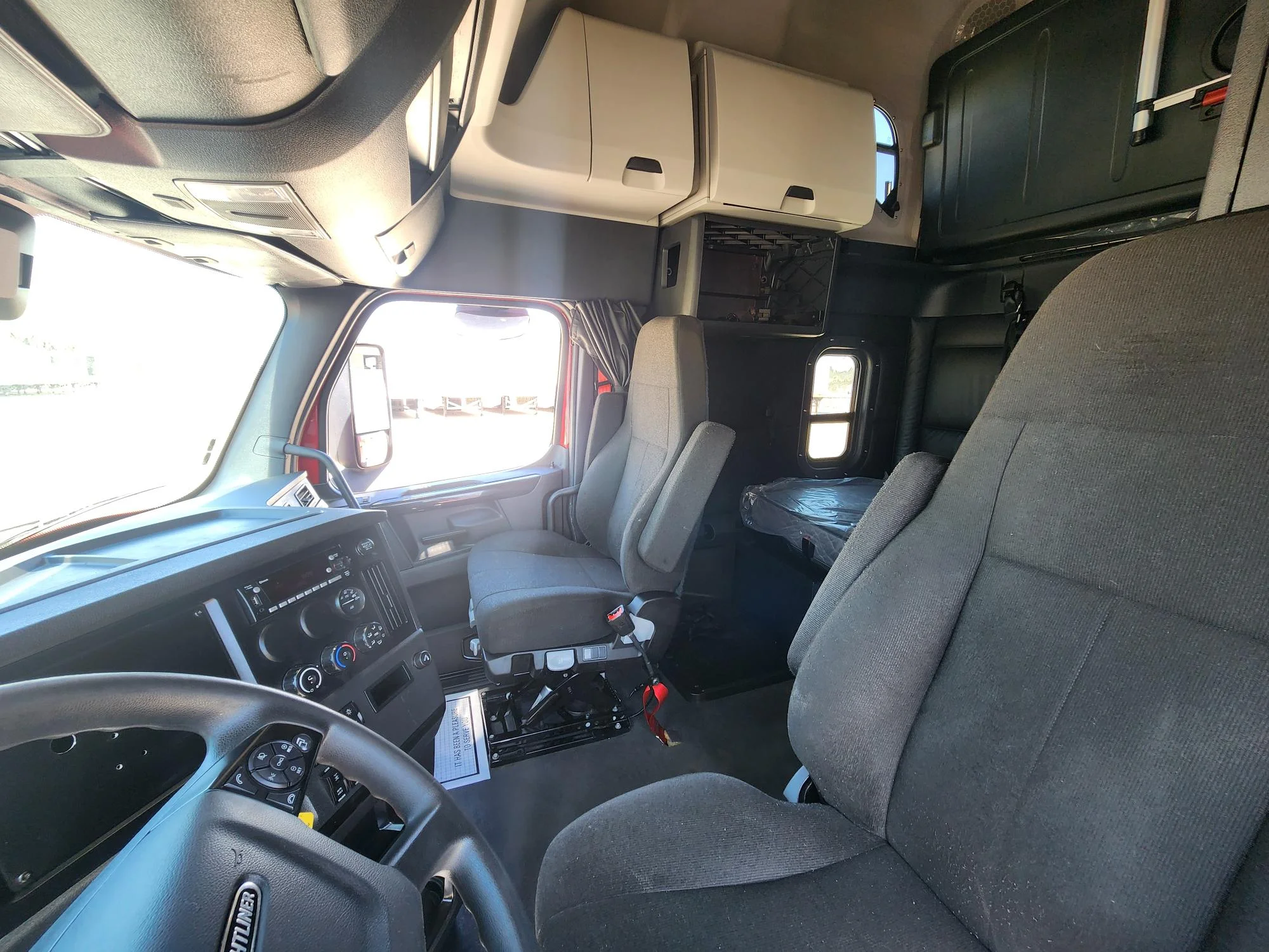 2023 Freightliner Cascadia in Fresno, CA — photo 19