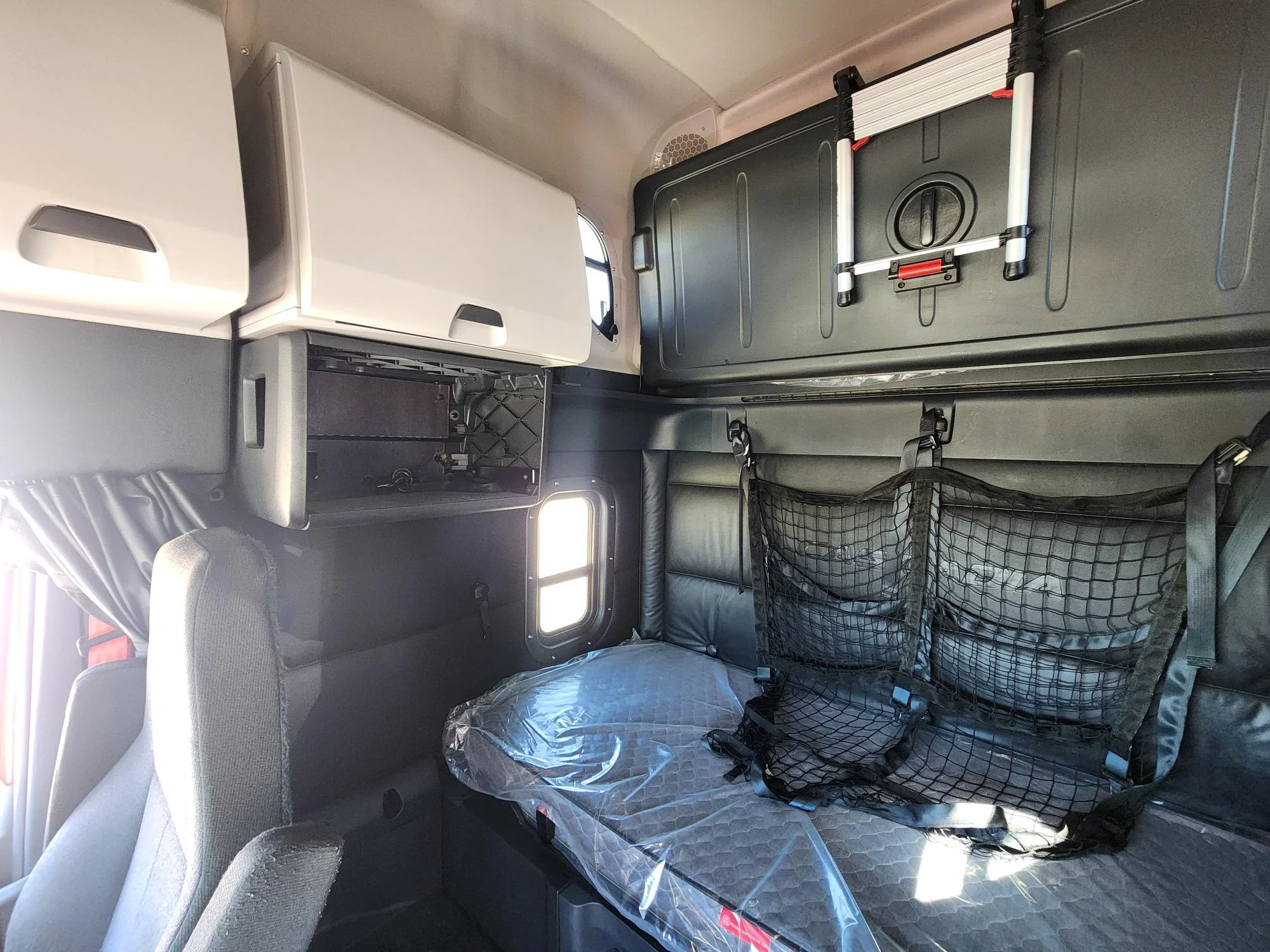 2023 Freightliner Cascadia in Fresno, CA — photo 2