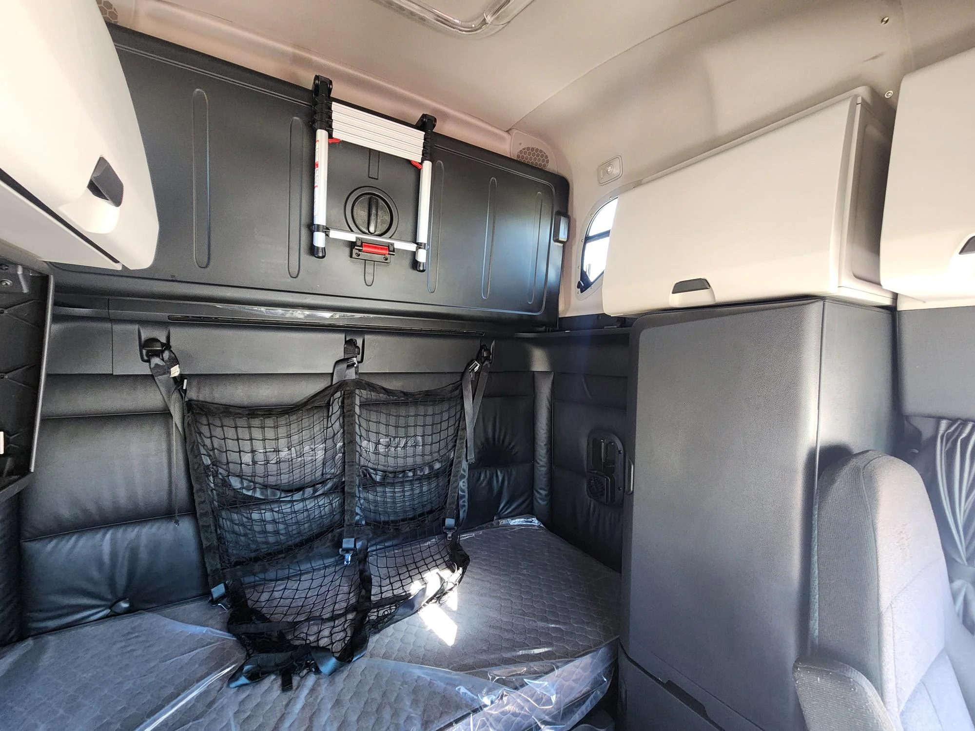 2023 Freightliner Cascadia in Fresno, CA — photo 3