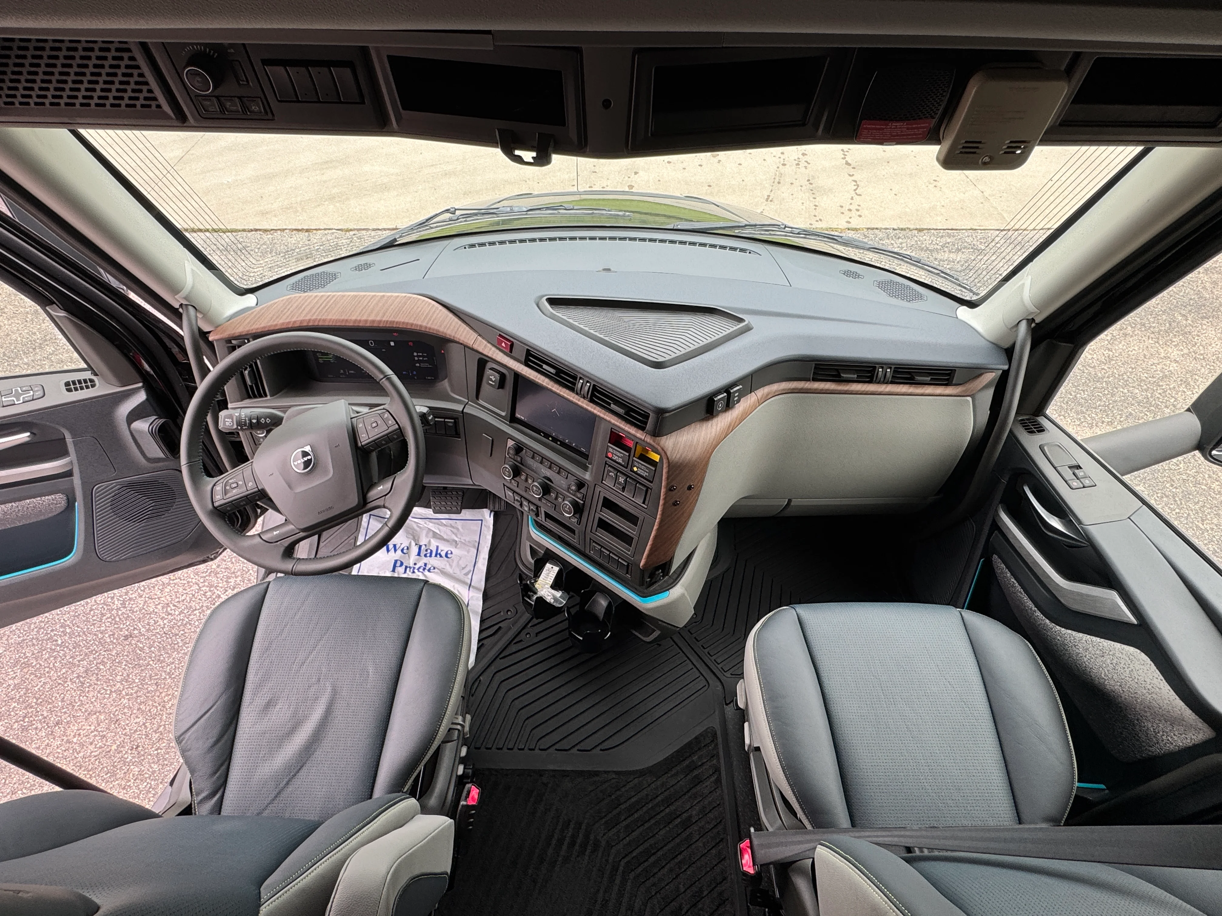 2026 Volvo VNL 860 in Wichita, KS — photo 15