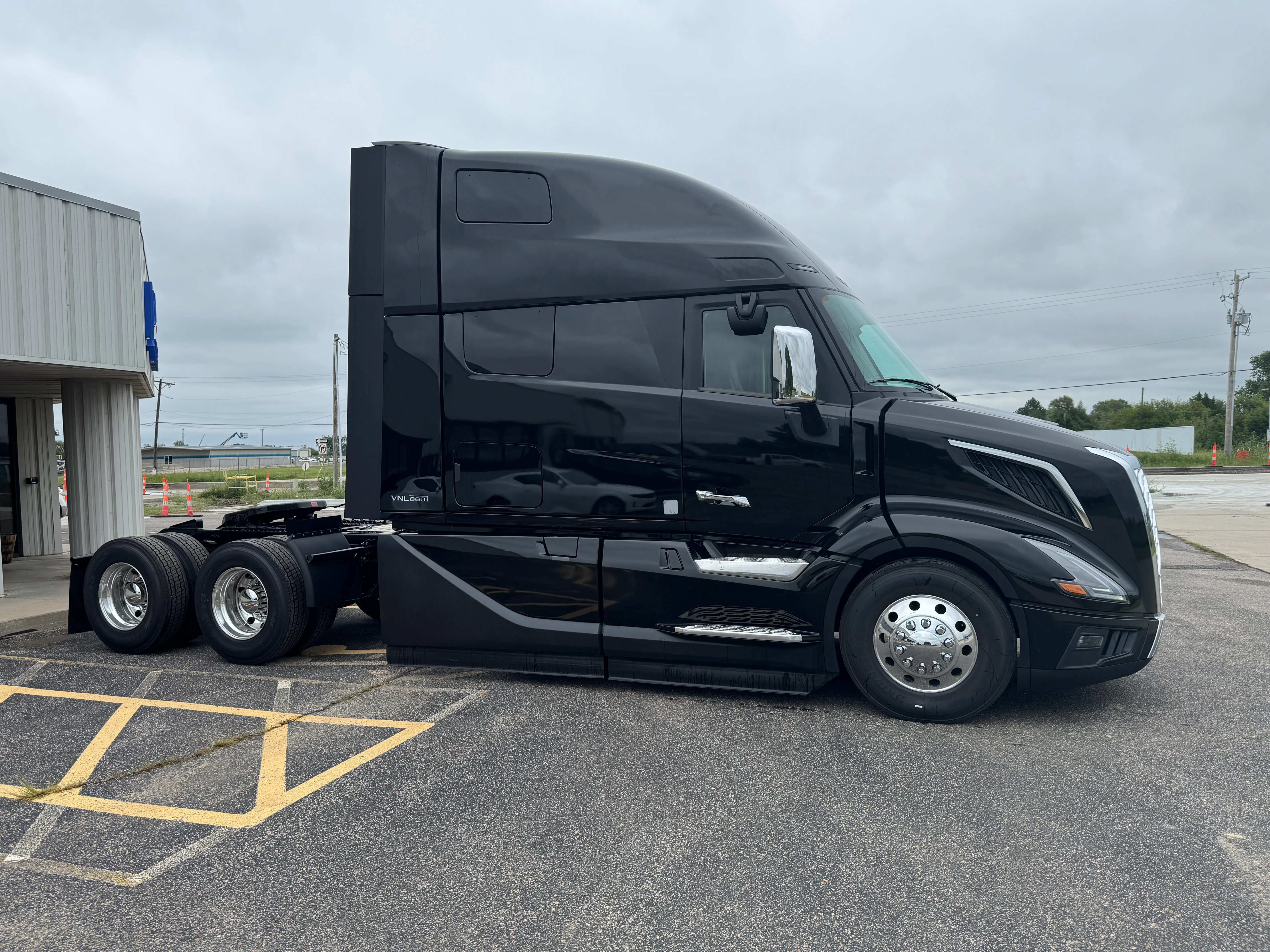 2026 Volvo VNL 860 in Wichita, KS — photo 5