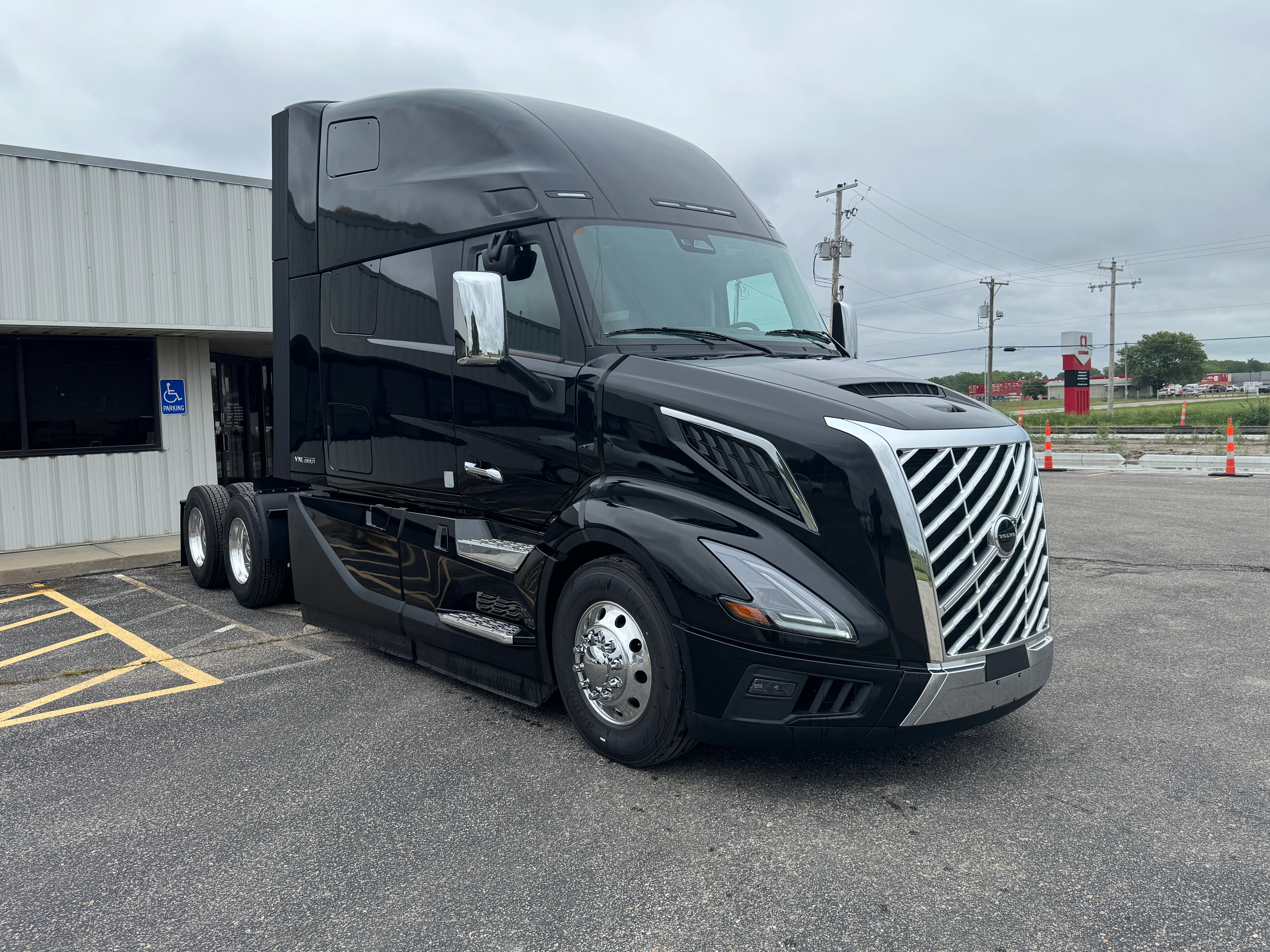 2026 Volvo VNL 860 in Wichita, KS — photo 3