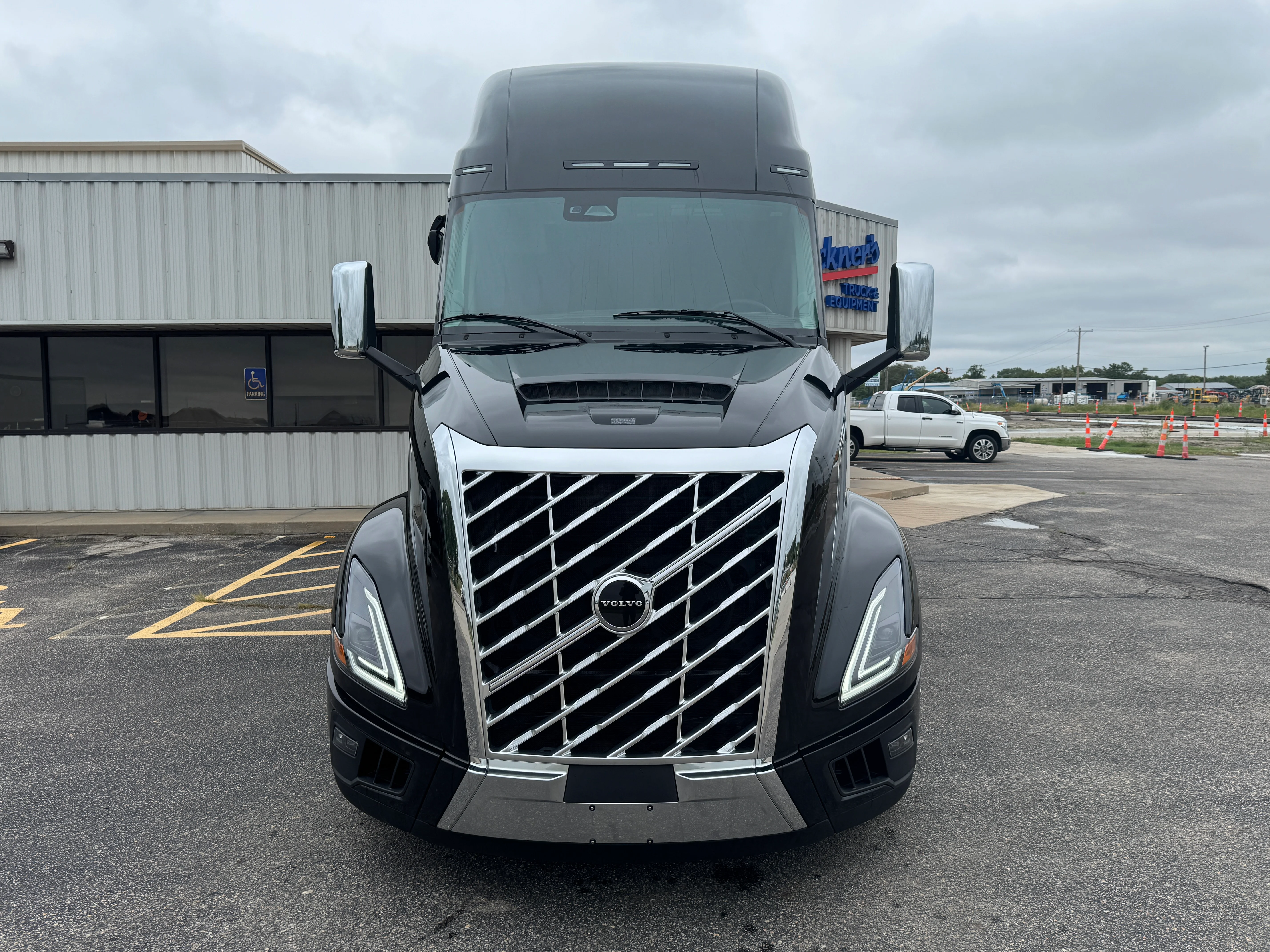 2026 Volvo VNL 860 in Wichita, KS — photo 2