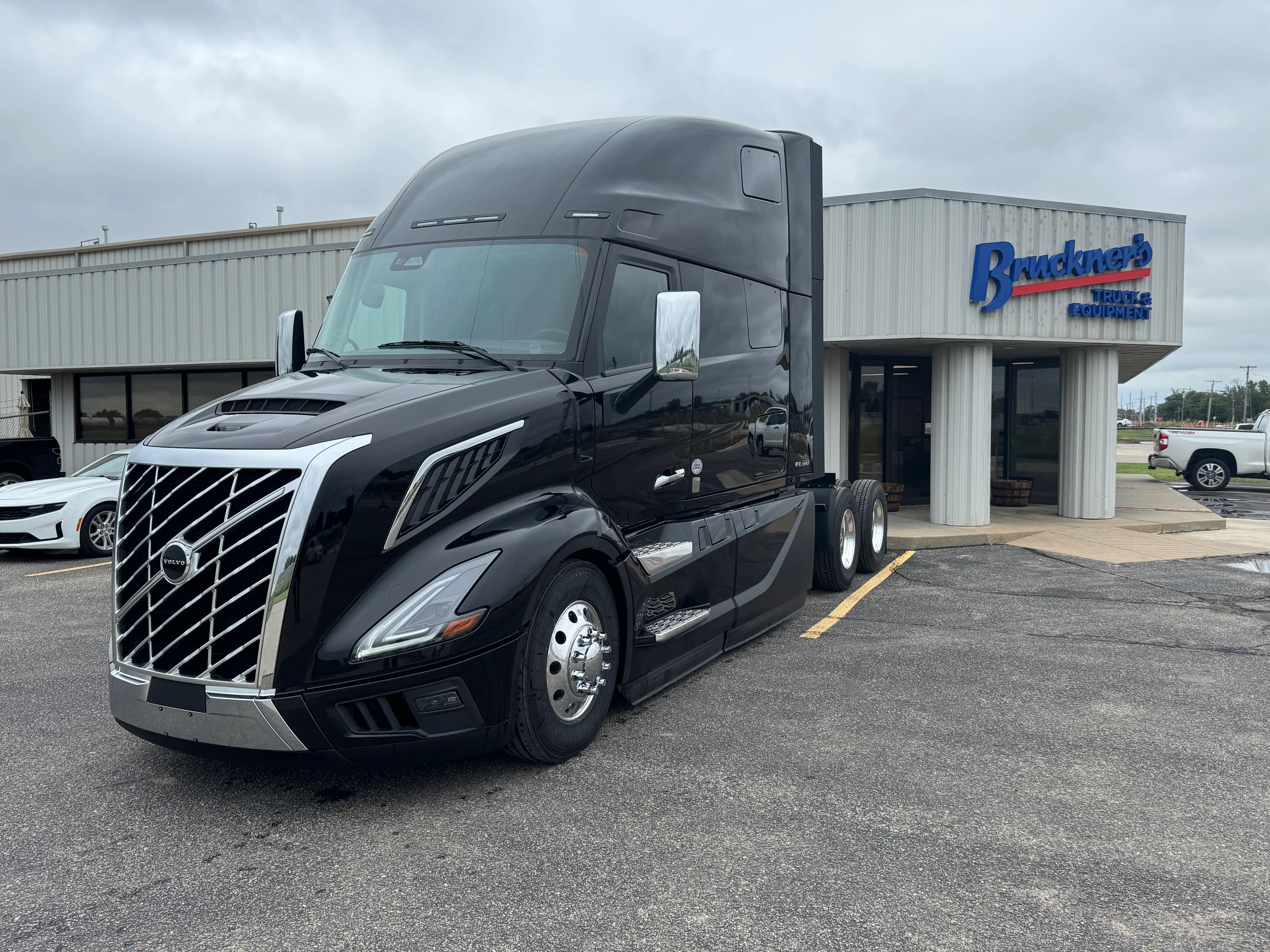 2026 Volvo VNL 860 in Wichita, KS