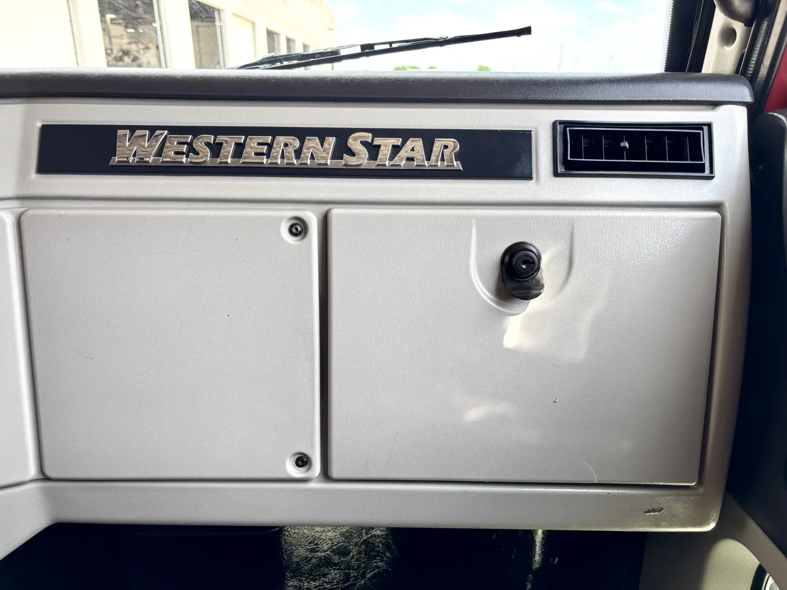 2015 Western Star 4900 in Hutchins, TX — photo 18