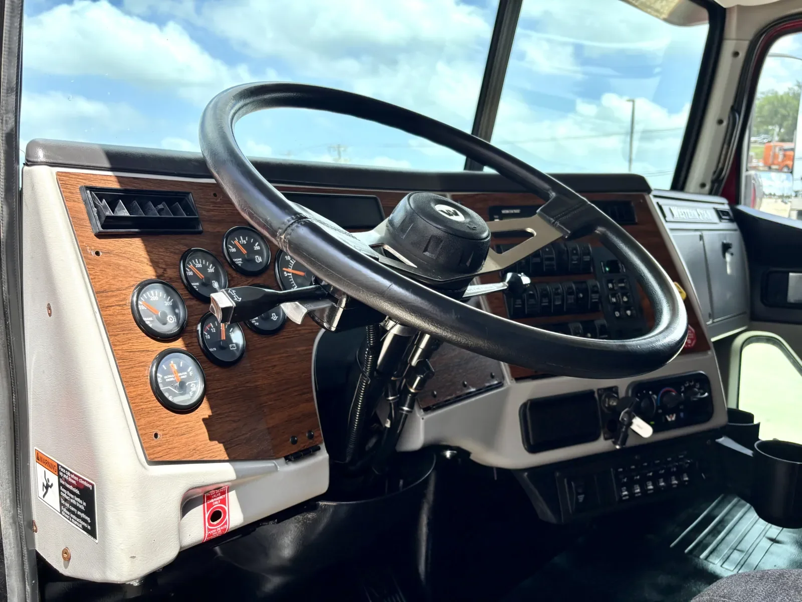 2015 Western Star 4900 in Hutchins, TX — photo 15