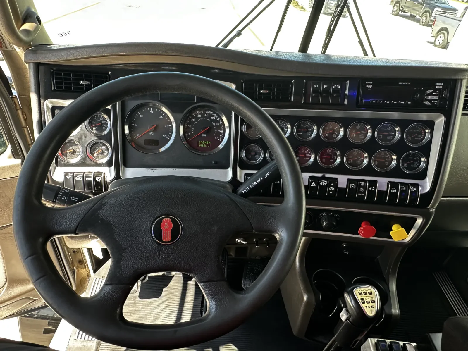 2015 Kenworth T800 - image 16