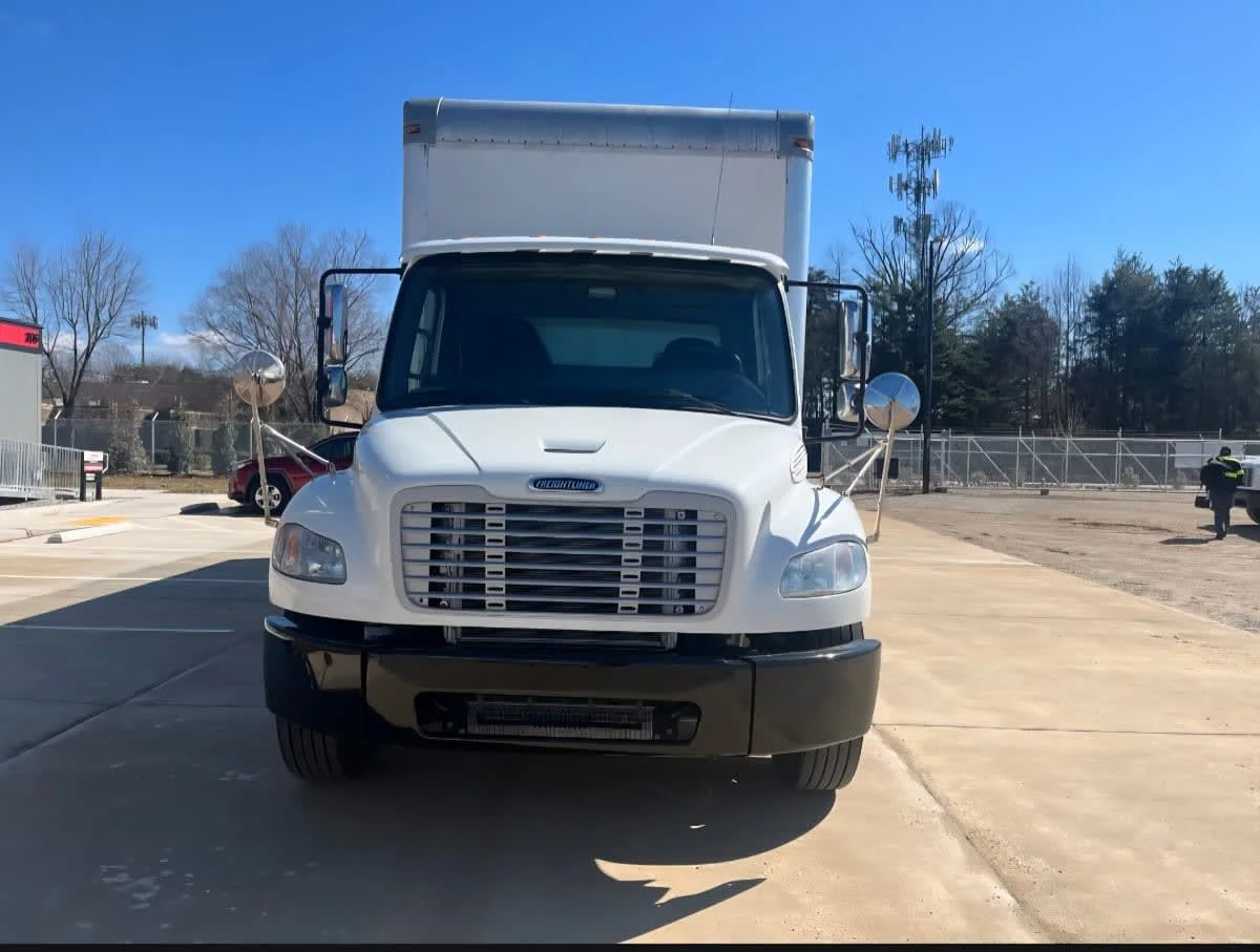2018 Freightliner M2 106 - image 2