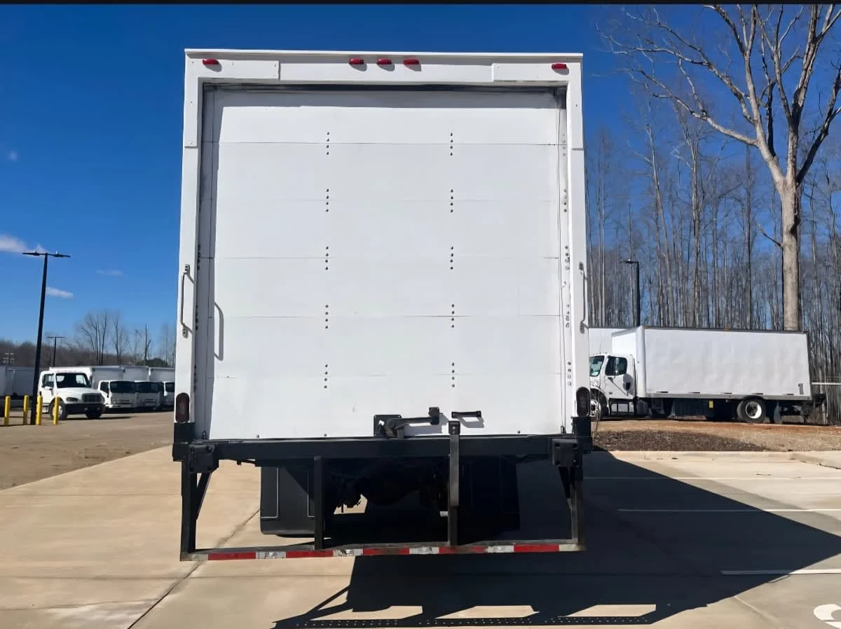 2018 Freightliner M2 106 - image 5