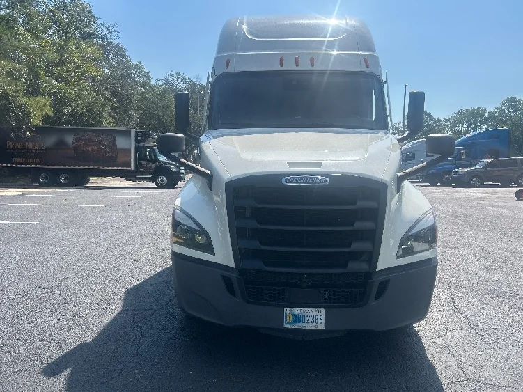 2021 Freightliner Cascadia in La Porte, IN — photo 2