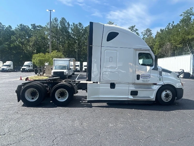 2021 Freightliner Cascadia in La Porte, IN — photo 8