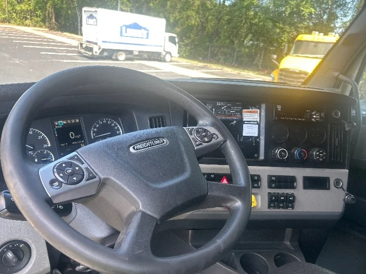 2021 Freightliner Cascadia in La Porte, IN — photo 10