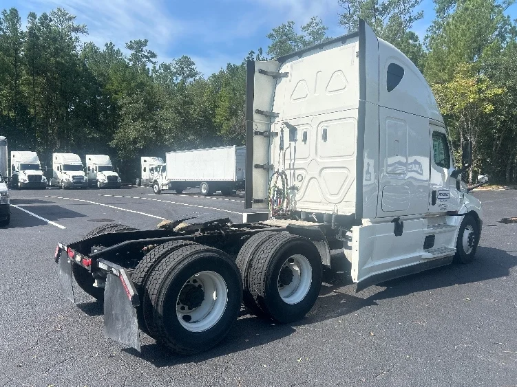 2021 Freightliner Cascadia in La Porte, IN — photo 7