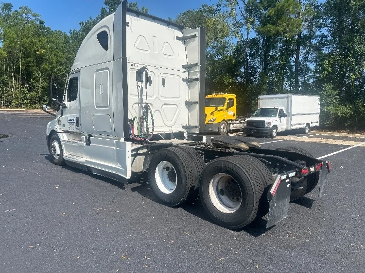 2021 Freightliner Cascadia in La Porte, IN — photo 5