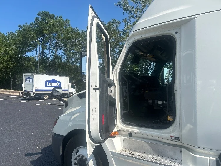 2021 Freightliner Cascadia in La Porte, IN — photo 9