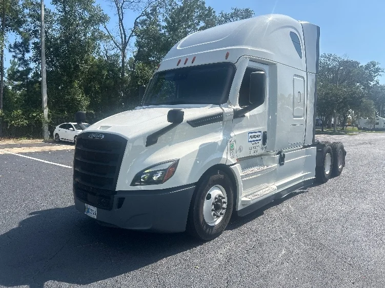 2021 Freightliner Cascadia in La Porte, IN — photo 3