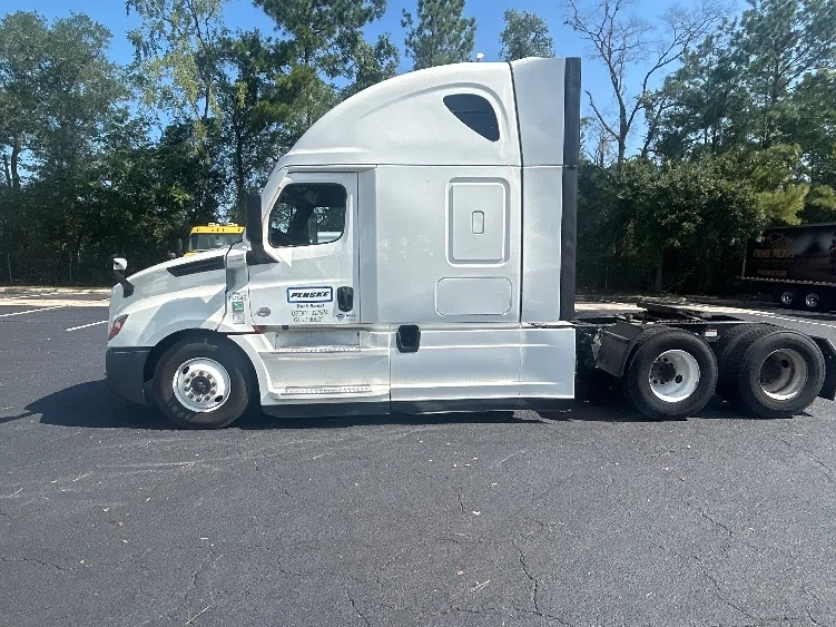 2021 Freightliner Cascadia in La Porte, IN — photo 4