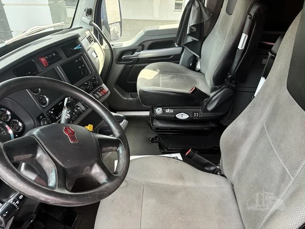 2022 Kenworth T680 in Portland, OR — photo 12