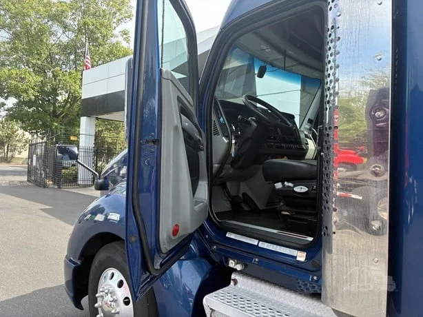 2022 Kenworth T680 in Portland, OR — photo 10