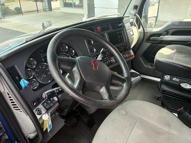 2022 Kenworth T680 in Portland, OR — photo 11