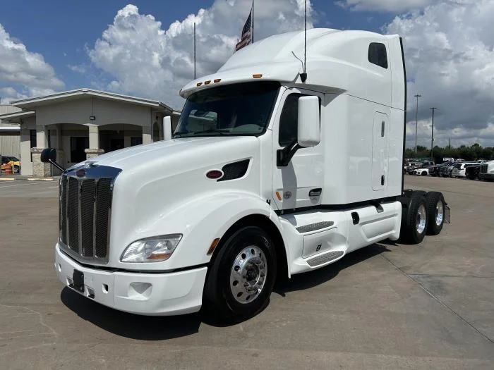 2022 Peterbilt 579 - image 2