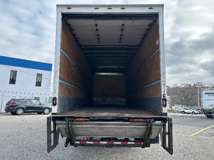 2018 Hino 268 in Austin, TX — photo 8