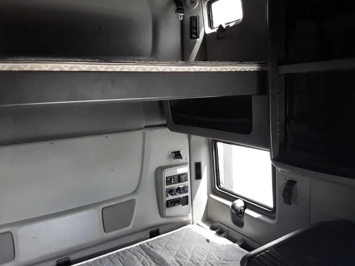 2020 International LT - image 8