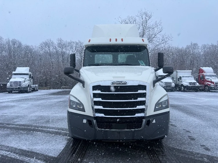2019 Freightliner Cascadia - image 2