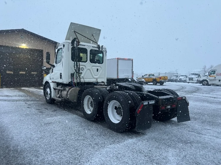 2019 Freightliner Cascadia - image 5