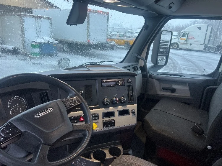 2019 Freightliner Cascadia - image 10
