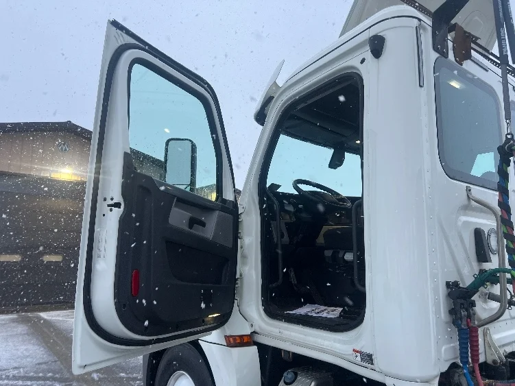 2019 Freightliner Cascadia - image 9