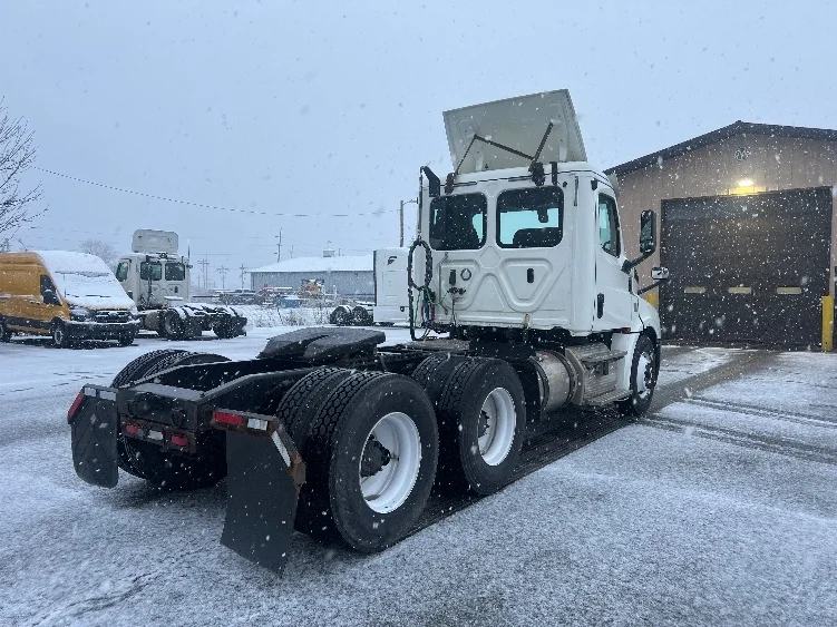 2019 Freightliner Cascadia - image 7